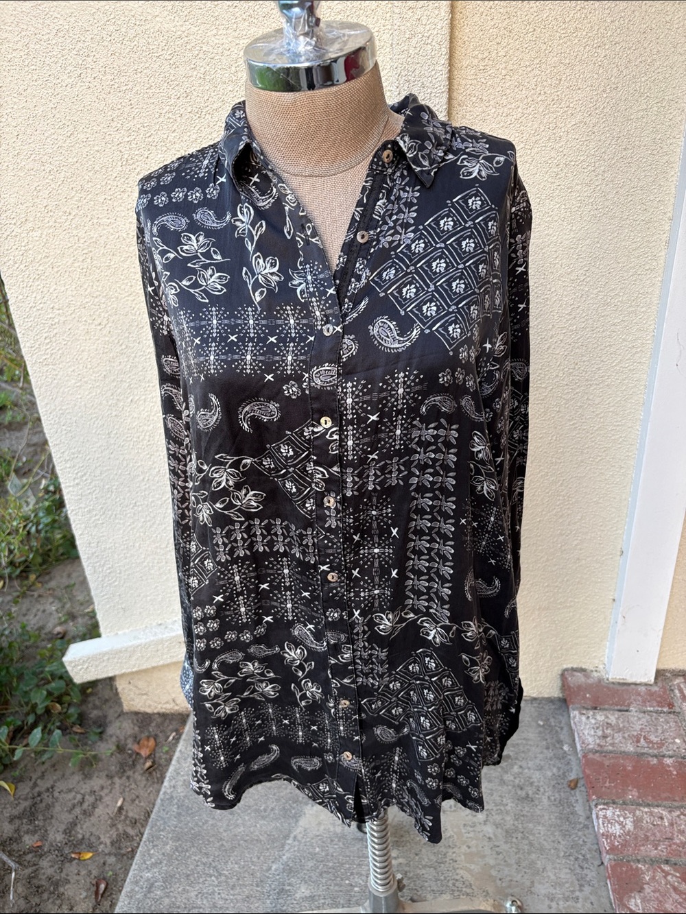Johnny Was Workshop 100% Silk Embroidered plush Velvet Blouse/Tunic. Worn once - Picture 5 of 15